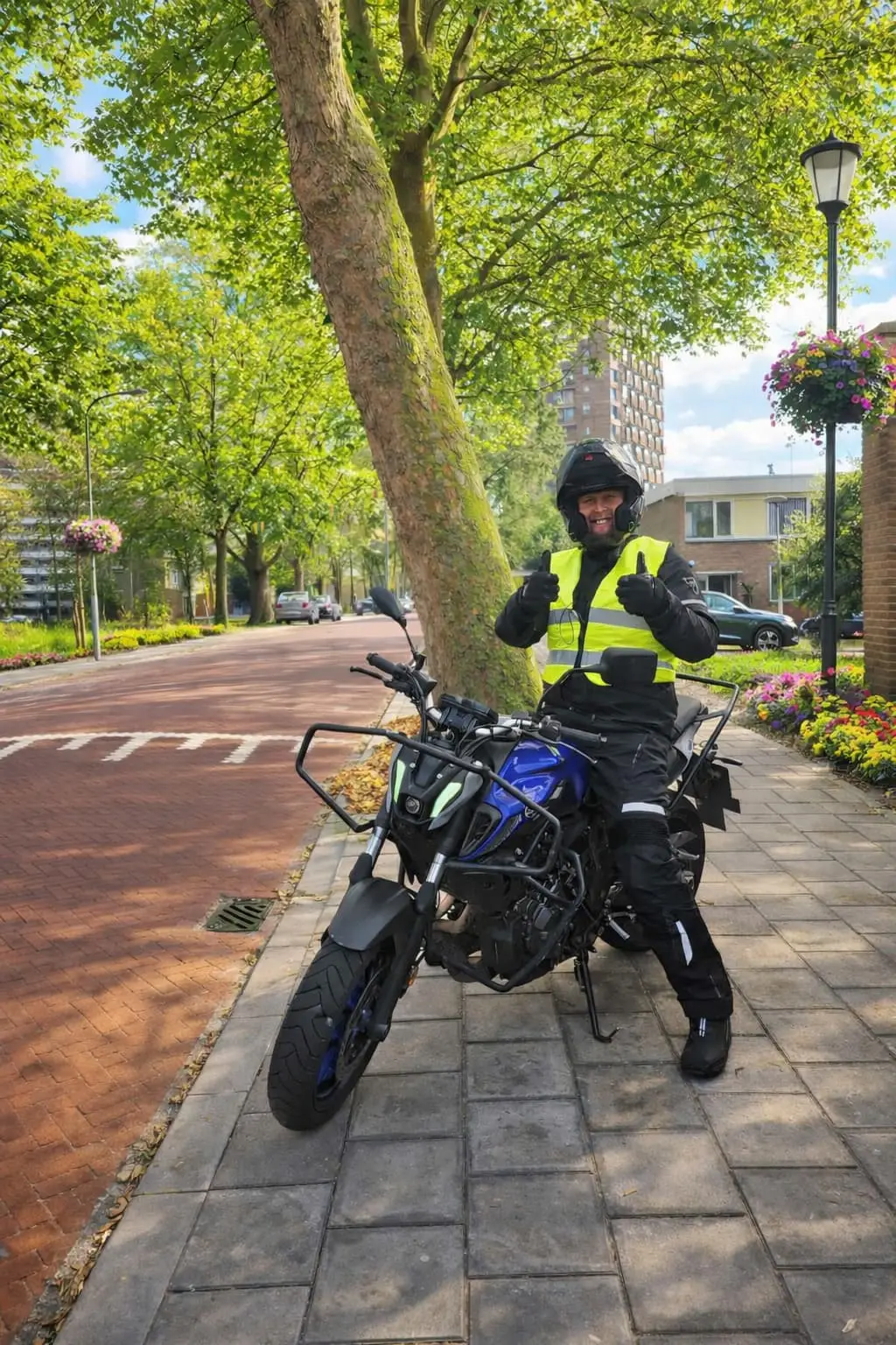 Motorrijles in volle gang - student en instructeur op de motor